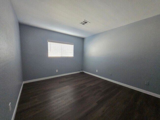 Building Photo - 3 Bedroom Apartment