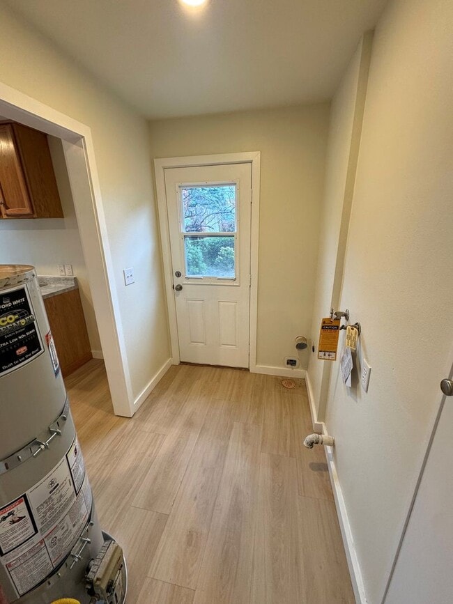 Building Photo - 2+1 Quaint Midtown Ventura Home