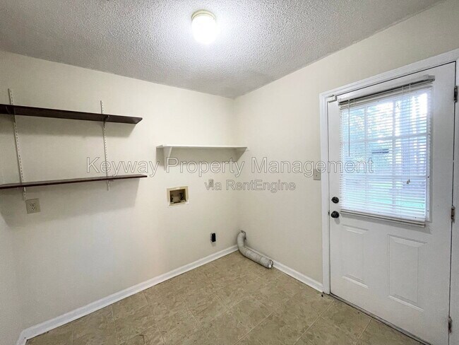 Building Photo - 642 Clinton Way W
