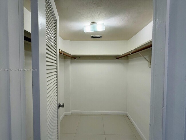 Building Photo - 2859 Leonard Dr