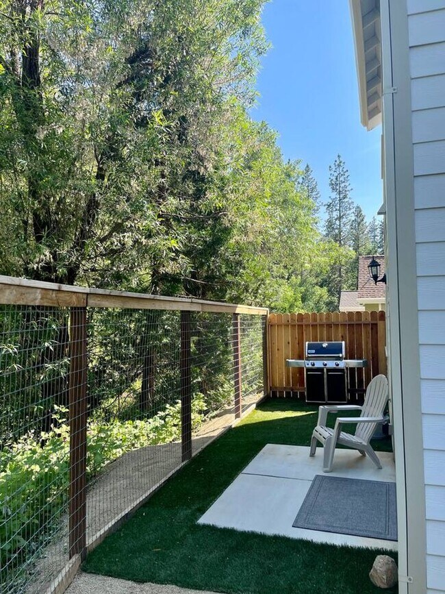 Building Photo - Modern 3 Bedroom 2.5 Bathroom House Close to Downtown Nevada City