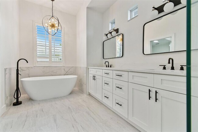 Building Photo - 13792 Long Lake Ln