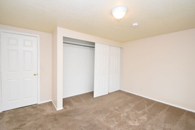 Building Photo - Spacious 5 Bedroom 3 Bathroom Home in Sandy!