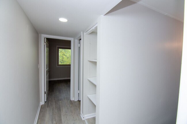 Building Photo - Newly remodeled condo