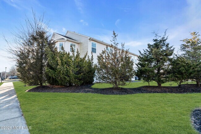 Building Photo - 40 Thistledown St