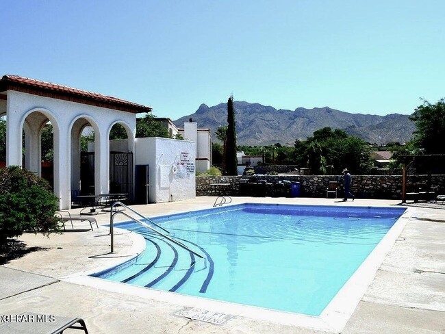 Building Photo - 6201 Escondido Dr