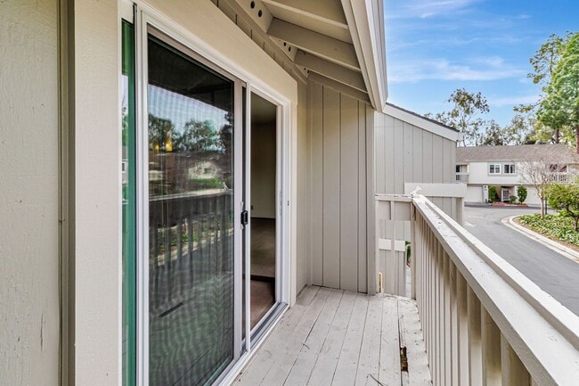 Building Photo - 2 bedroom, 2 bath townhome in the Northpoint HOA!