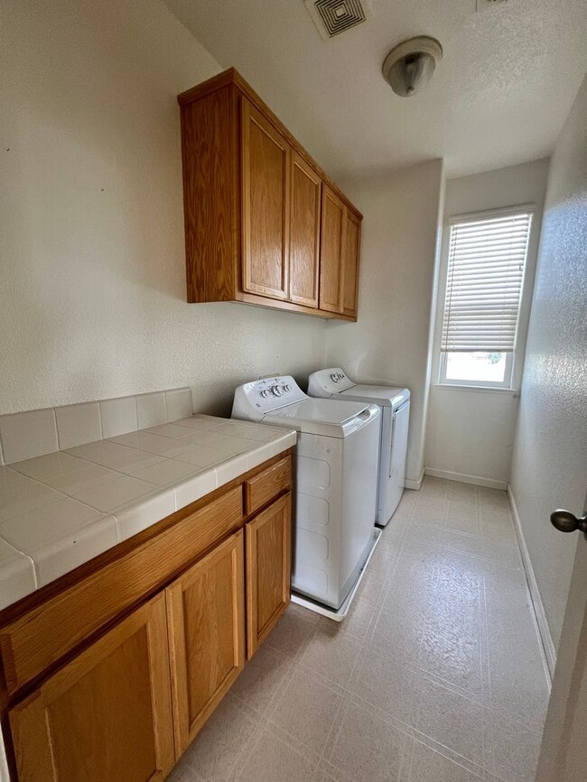 Building Photo - Luxury LAKEFRONT property!!!