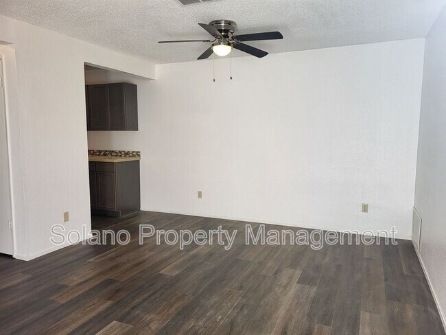 Building Photo - 1910 Grande Cir