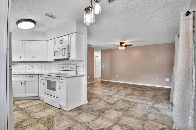 Building Photo - BEAUTIFULLY UPDATED