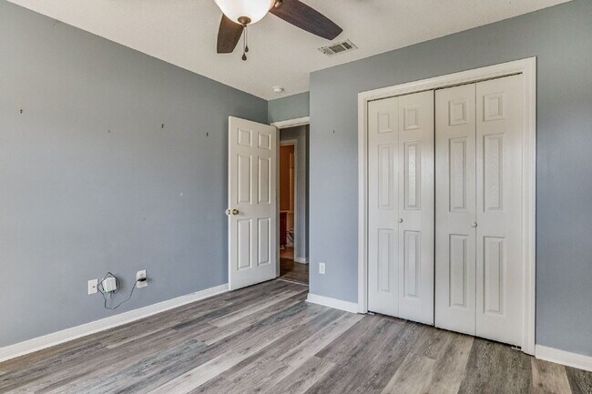 Building Photo - Welcome to your dream home! This stunning 4-bedroom, 3-bathroom residence is perfectly situated n...