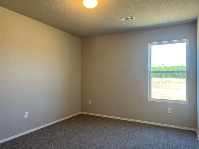 Building Photo - 1240 Tsar Rd