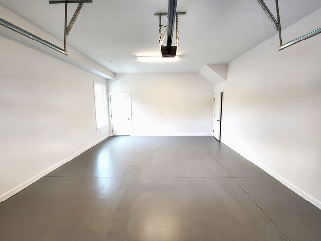 Building Photo - Commonwealth605