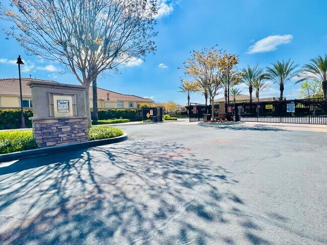 Building Photo - Beautiful 4 Bedroom home