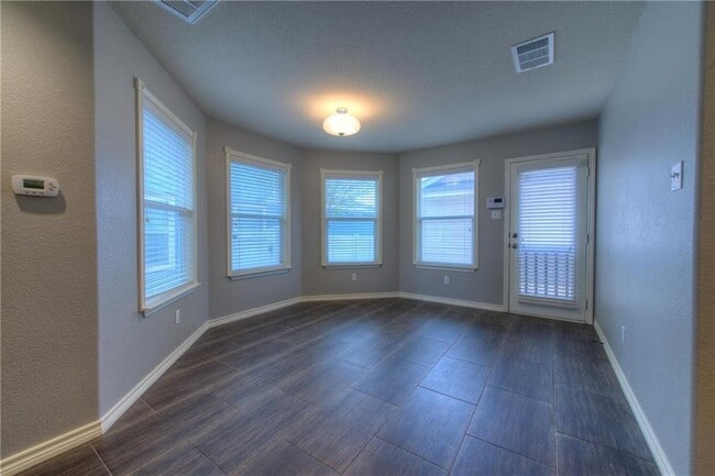 Building Photo - 712 Alamo Plaza Dr