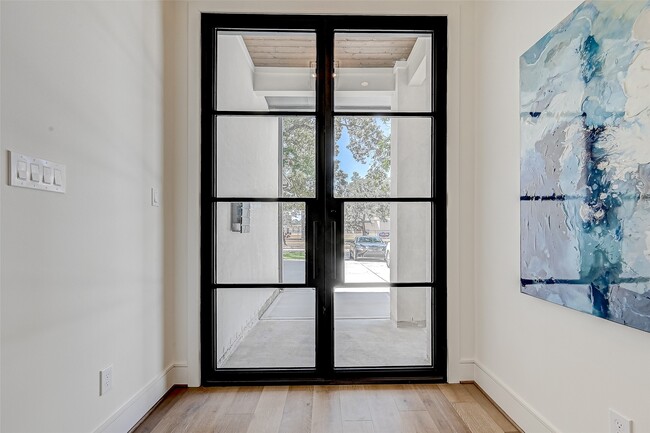 Building Photo - 1506 W 43rd St