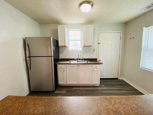 Building Photo - 1260 Hillridge Dr