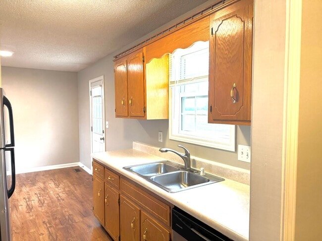 Building Photo - 3 bedroom in Oak Grove