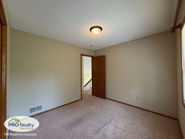 Building Photo - 5642 Royal Oaks Dr