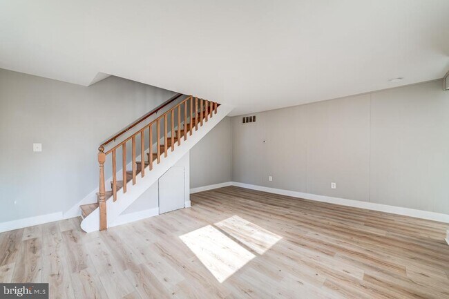 Building Photo - 10736 Maple St