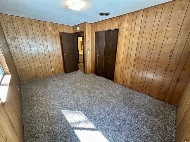 Building Photo - Wooded 2 bedroom cabin in nice neighborhood