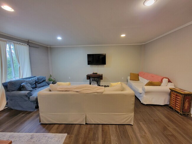 Building Photo - Spacious and newly renovated 3 bed 2 bath ...