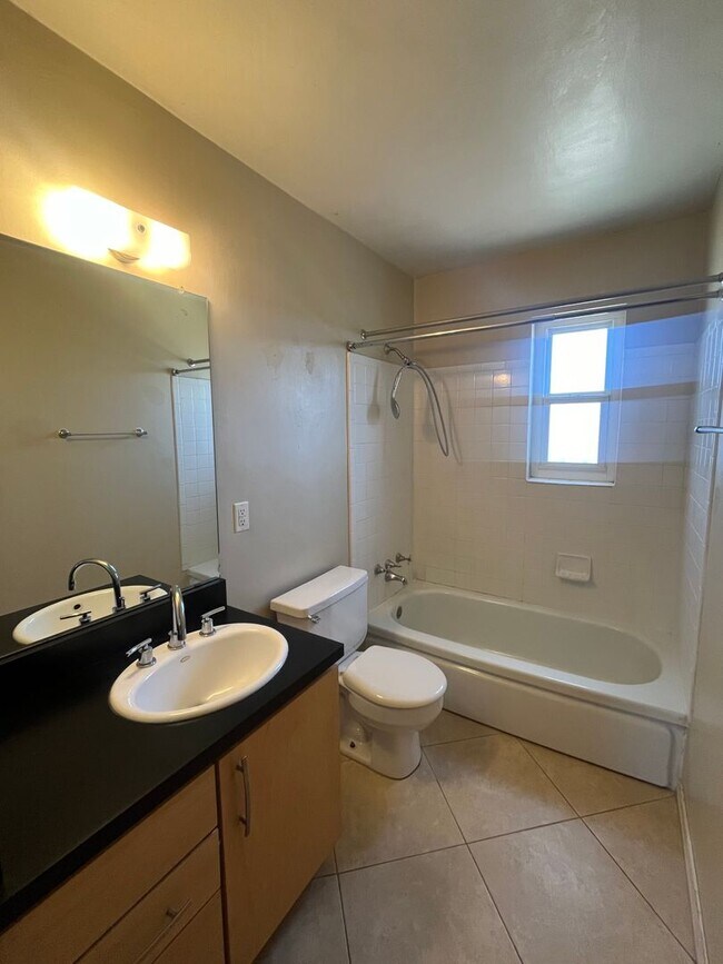 Building Photo - Quaint 3 Bedroom 2 Bathroom Home In The NE!