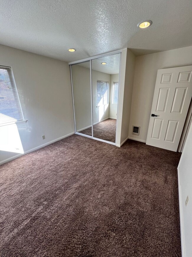Building Photo - Three Bedroom House on Bend's West Side with RV Parking