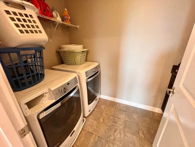 Building Photo - 3006 Farm View Dr