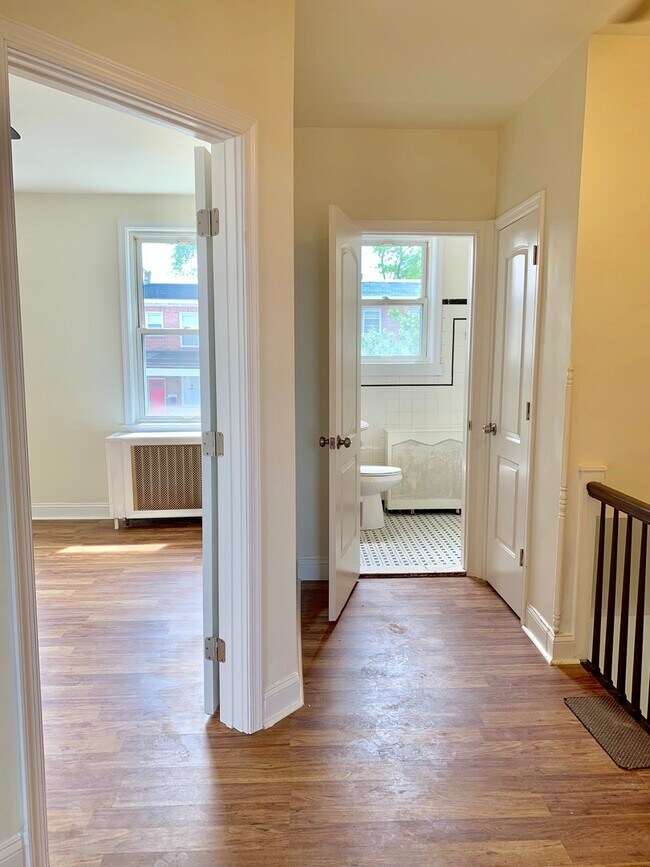 Building Photo - Bright Porch Front Home in East Baltimore
