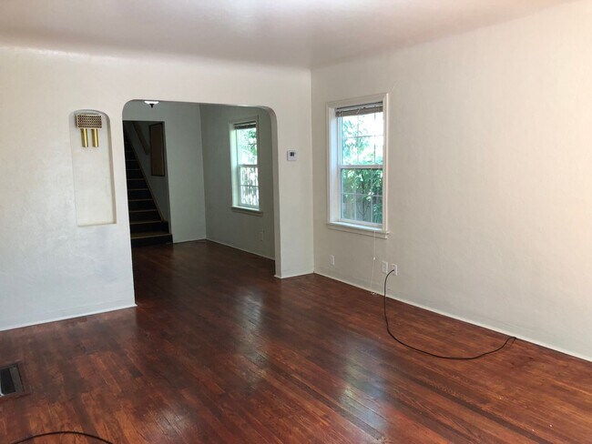 Building Photo - *RESERVE FOR SUMMER 2026* 5 Bedroom 3 Bath Chico Charmer