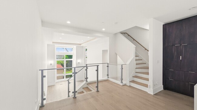 Building Photo - 6227 S Ellis Ave
