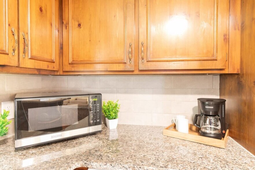 Building Photo - 3912 Crestview Dr