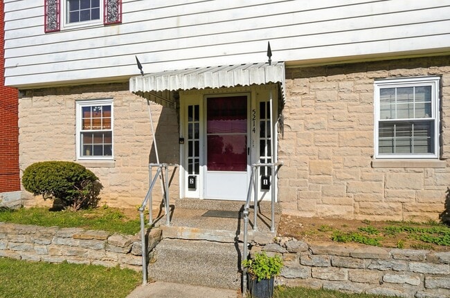 Building Photo - Charming Covedale Duplex