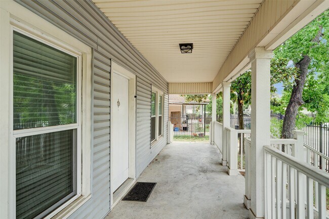 Building Photo - 2333 Lidstone St