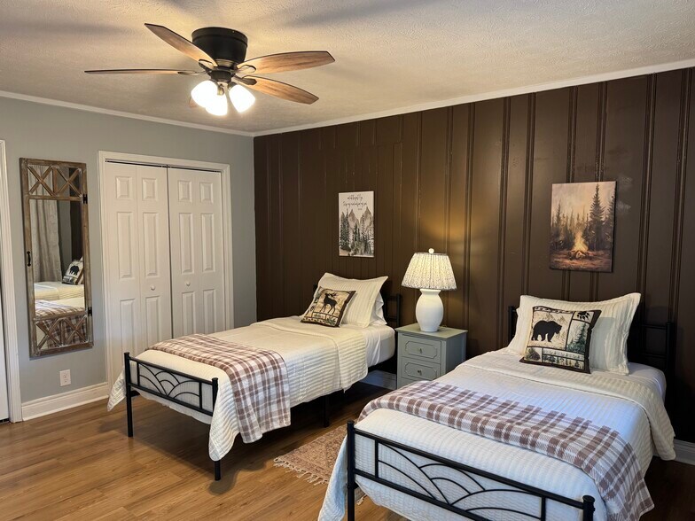 Third bedroom with twin beds and rustic decor - 1117 Henrietta Dr
