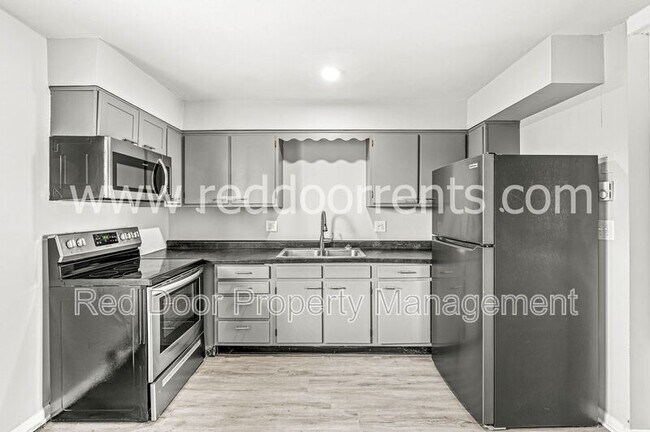 Building Photo - 10301 Medallion Dr