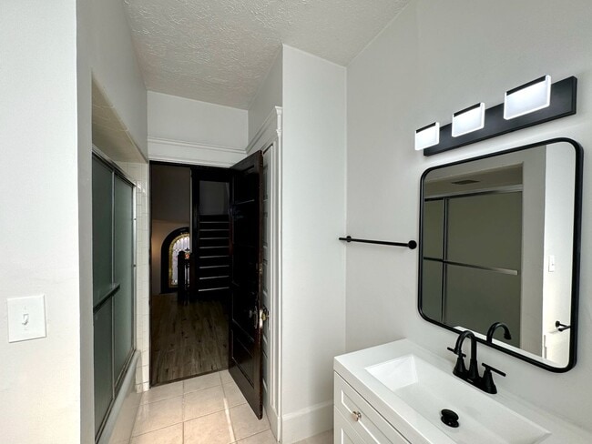 Building Photo - 301 W McMillan St