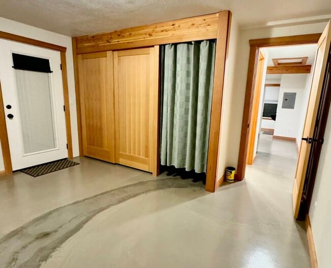 Building Photo - RENT SPECIAL - 1/2 Off First Month's rent! Charming 1BR in Convenient Eugene Location!