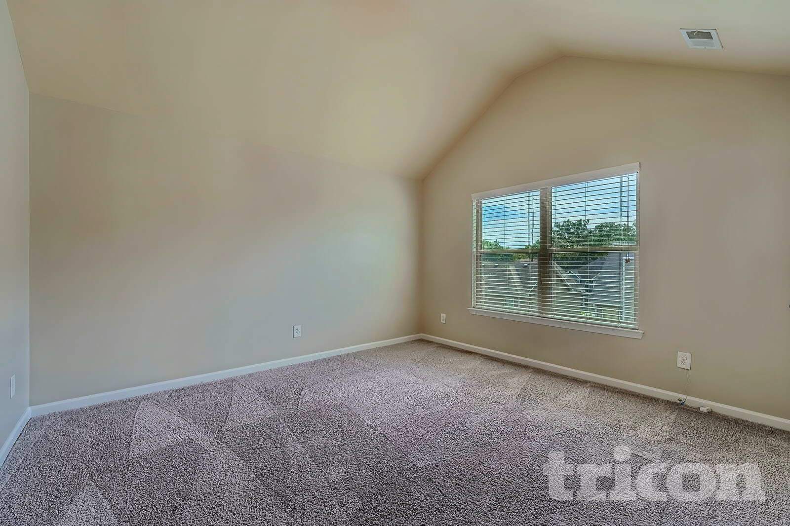 Building Photo - 744 Effendi Pl