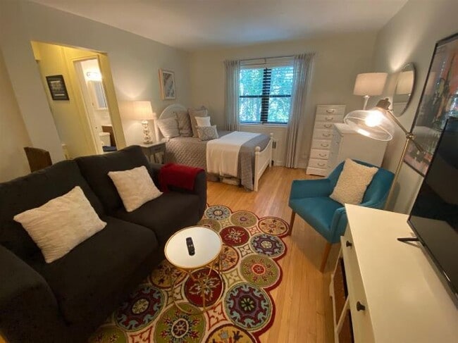 Building Photo - 295 York St