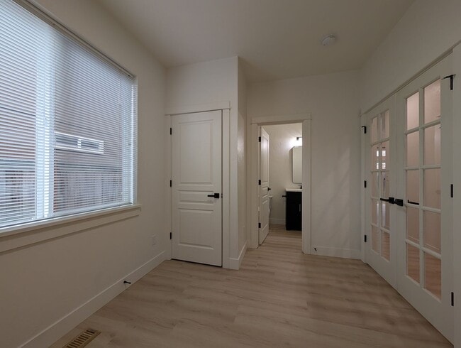 Building Photo - Beautiful 3+ Bedroom, 3 Bath Home With An ...