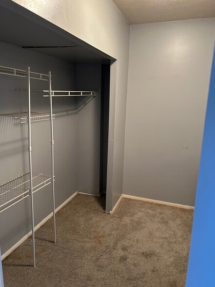 Building Photo - 6640 Pearl Rd