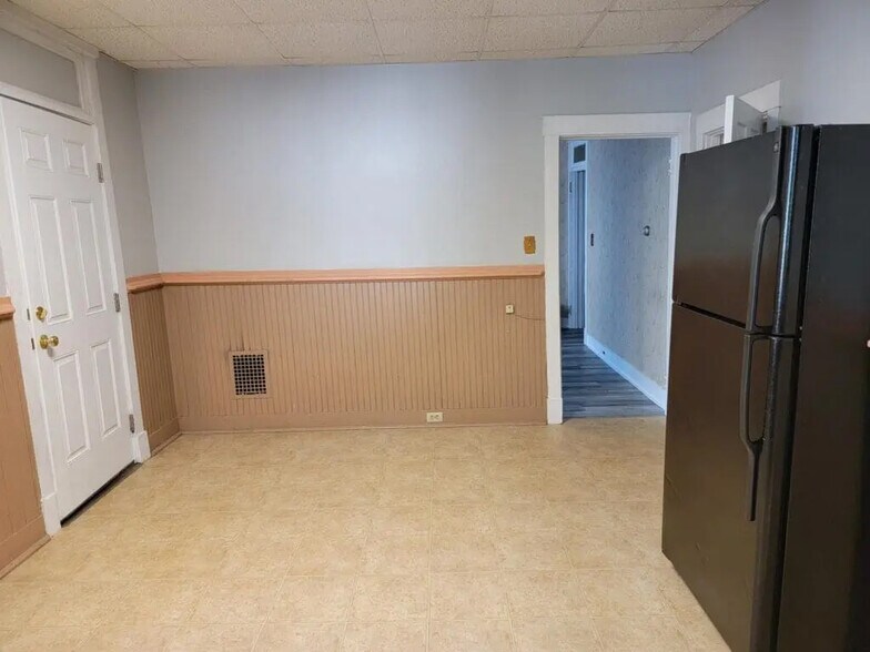 Building Photo - 390 N Clay Rd