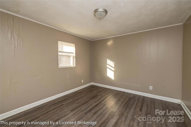 Building Photo - 213 Roslyn Rd