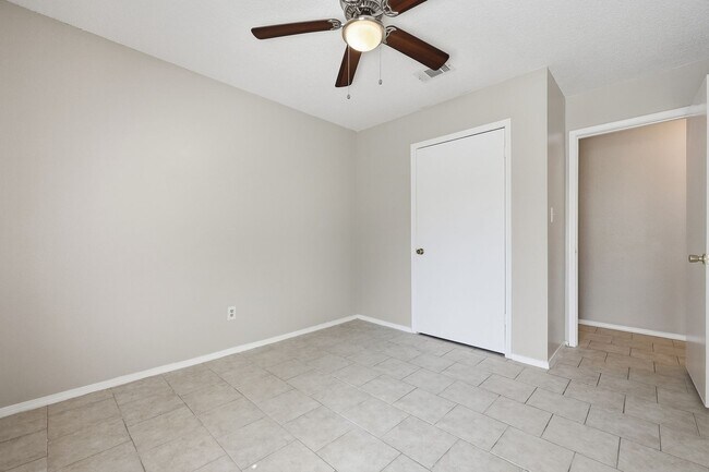 Building Photo - 8160 Stonebrook Dr
