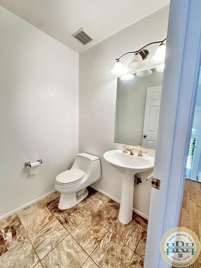 Building Photo - Charming 3BR|2.5BA Palo Alto Townhome – Pr...