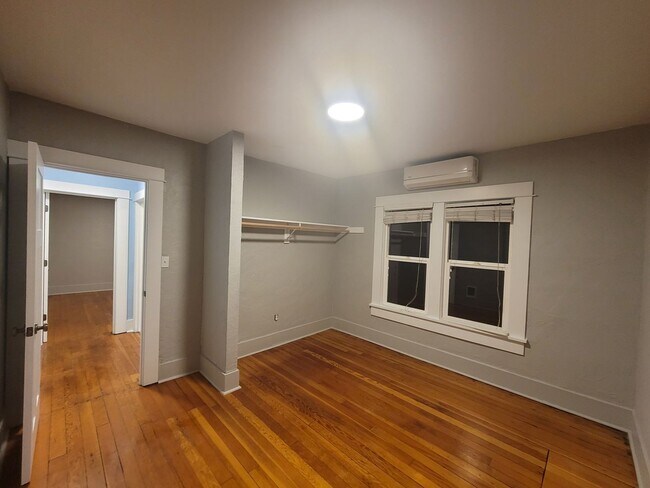 Building Photo - Charming 2 bed 1 bath