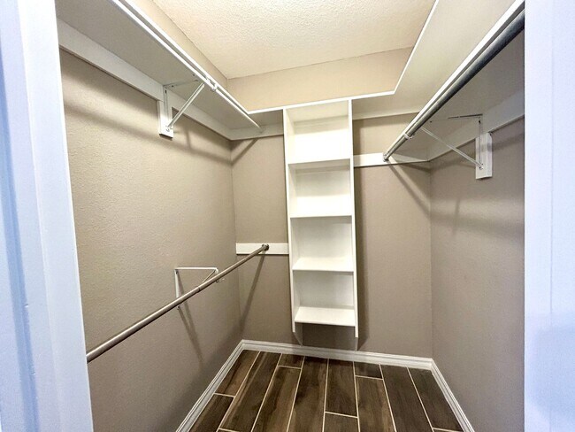 Building Photo - Spacious 3 bed 2 bath Single Family with a Large Fenced Backyard!