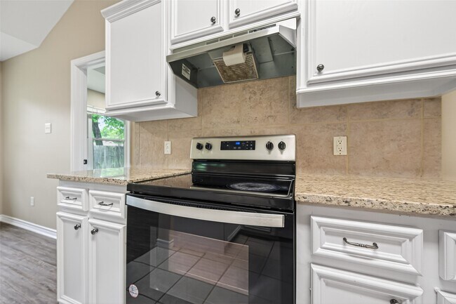 Building Photo - 11655 Lakeview Manor Dr